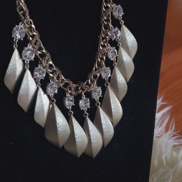 💃Silvertoned Chain Necklace With Hanging Dangles.🌴 - Picture 3 of 5